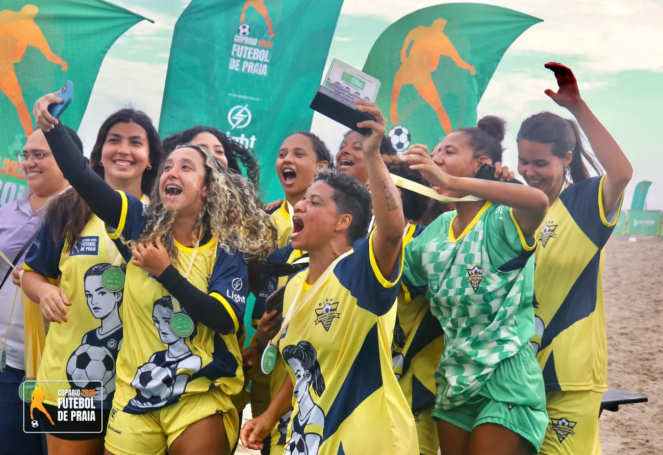 Jogadoras de camisa amarela comemoram de braços erguidos