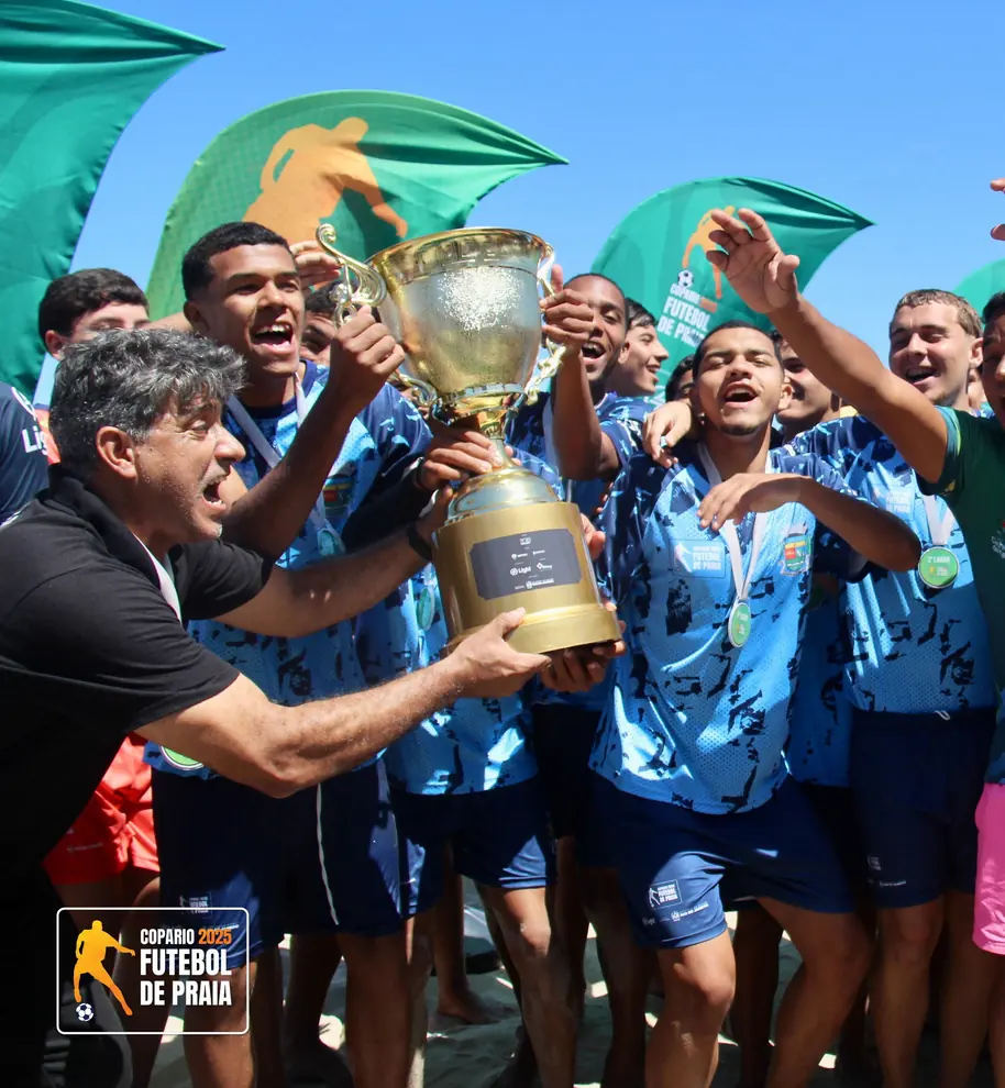 Equipe de camisa azul ergue o troféu de campeã