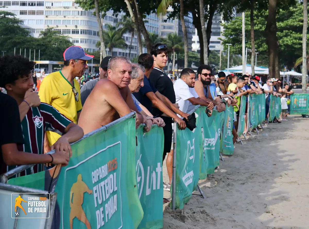 Torcedores acompanham o jogo atrás das grades de contenção
