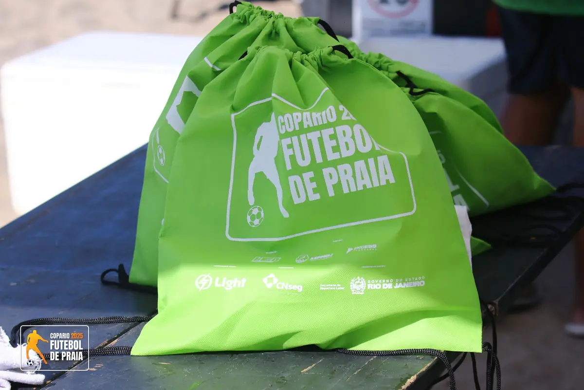 Mochilas verdes do torneio sobre uma mesa
