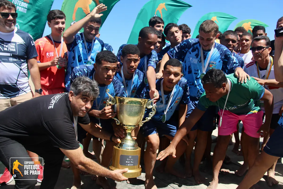 Jogadores e comissão técnica seguram o troféu de campeão