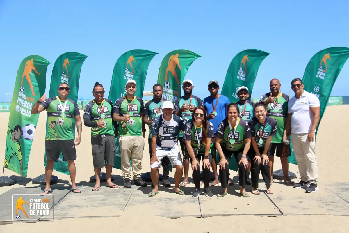 Equipe de apoio do torneio reunida na areia de Copacabana