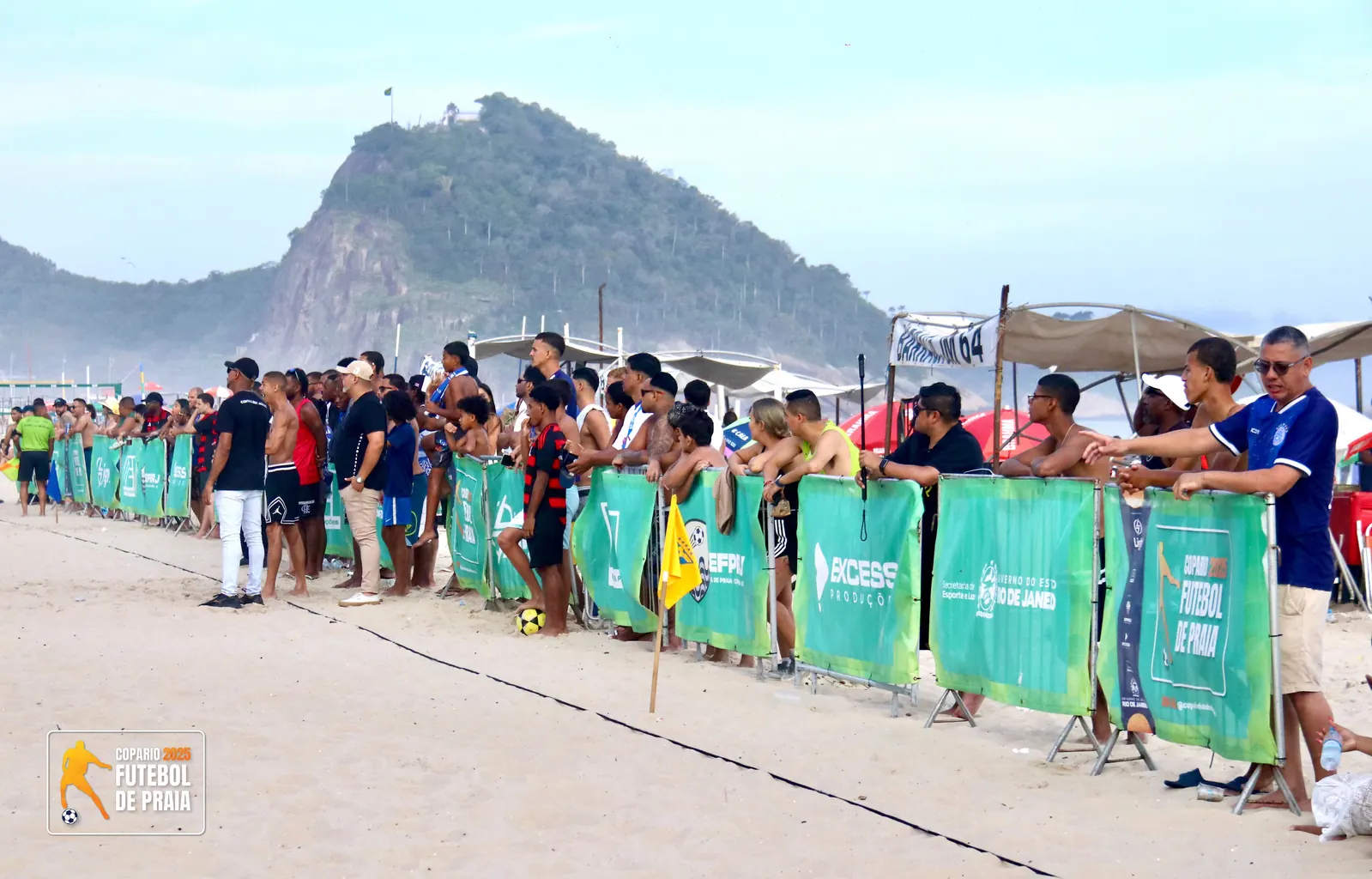 Torcida em volta do campo de areia, com o Morro do Leme ao fundo